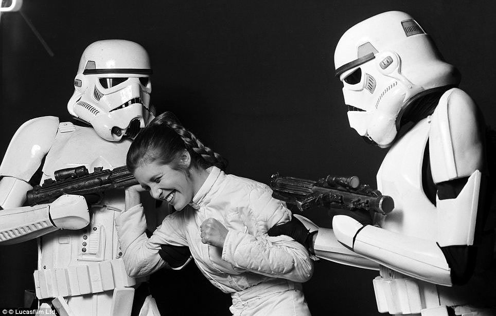 carrie-fisher-star-wars-stormtroopers-these-behind-the-scenes-star-wars-pictures-are-perfect-jpeg-177815