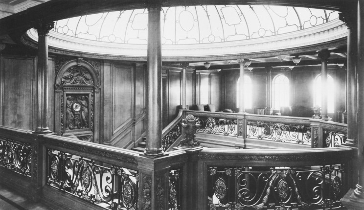 02_titanic_1st_class_staircase_dome