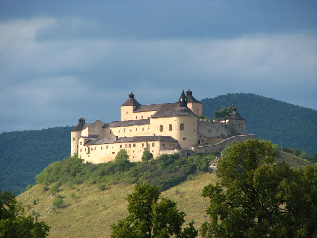 Апостол zamok. Бойницкий замок Словакия. Замок красный камень Словакия. Krasna Horka Castle. Гостынский замок.