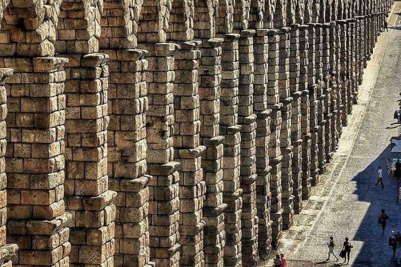 Roman Aqueduct of Segovia vs Modern Water Systems